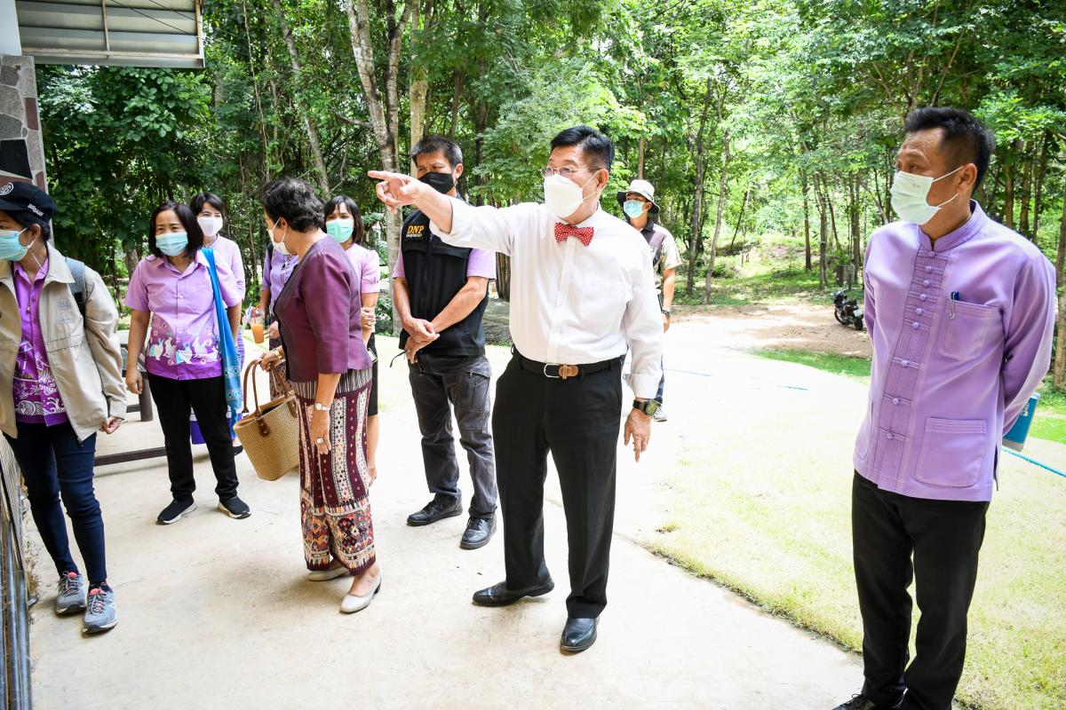 นายกองค์การบริหารส่วนจังหวัดตาก ในฐานะผู้อำนวยการอุทยานธรณีไม้กลายเป็นหินตากลงพื้นที่ตรวจสอบเพื่อเตรียมความพร้อมการจัดงานบันทึกสถิติโลกไม้กลายเป็นหินที่ยาวที่สุดในโลก Guinness World Records (GWR)