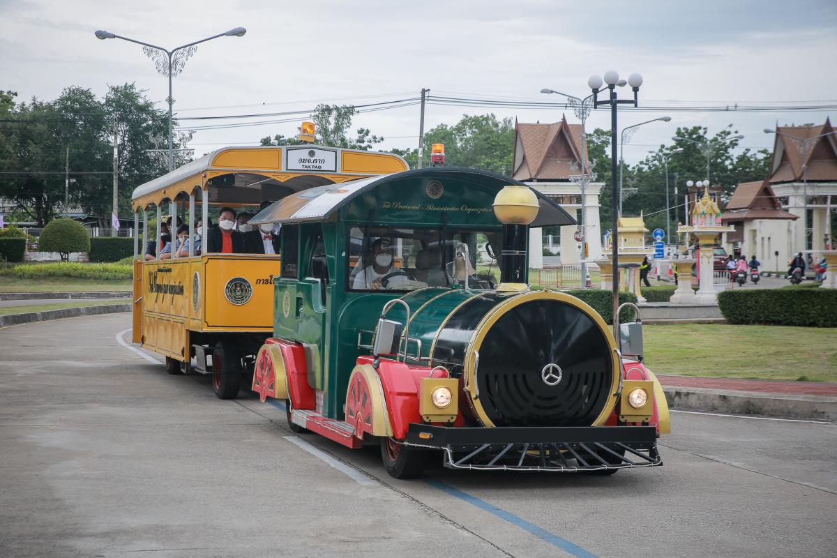 นายกองค์การบริหารส่วนจังหวัดตาก ในฐานะผู้อำนวยการอุทยานธรณีไม้กลายเป็นหินตาก ร่วมงานแถลงข่าวเตรียมจัดงาน “บันทึกสถิติโลก ไม้กลายเป็นหินที่ยาวที่สุดในโลก”