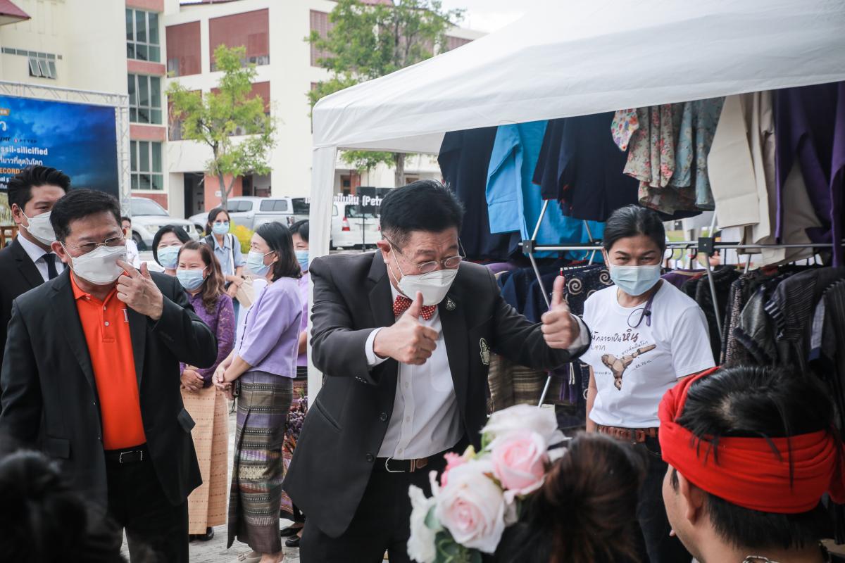 นายกองค์การบริหารส่วนจังหวัดตาก ในฐานะผู้อำนวยการอุทยานธรณีไม้กลายเป็นหินตาก ร่วมงานแถลงข่าวเตรียมจัดงาน “บันทึกสถิติโลก ไม้กลายเป็นหินที่ยาวที่สุดในโลก”