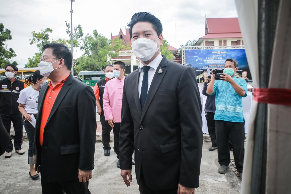 นายกองค์การบริหารส่วนจังหวัดตาก ในฐานะผู้อำนวยการอุทยานธรณีไม้กลายเป็นหินตาก ร่วมงานแถลงข่าวเตรียมจัดงาน “บันทึกสถิติโลก ไม้กลายเป็นหินที่ยาวที่สุดในโลก”