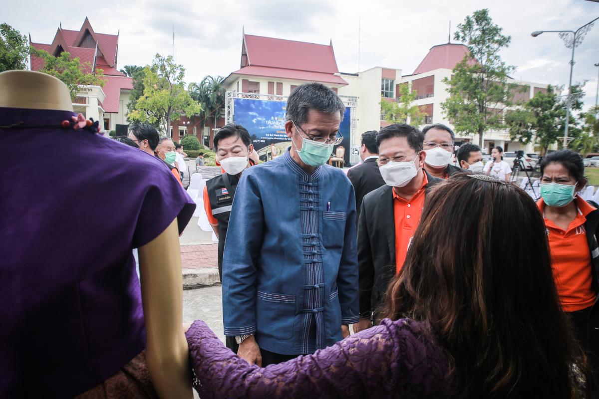 นายกองค์การบริหารส่วนจังหวัดตาก ในฐานะผู้อำนวยการอุทยานธรณีไม้กลายเป็นหินตาก ร่วมงานแถลงข่าวเตรียมจัดงาน “บันทึกสถิติโลก ไม้กลายเป็นหินที่ยาวที่สุดในโลก”