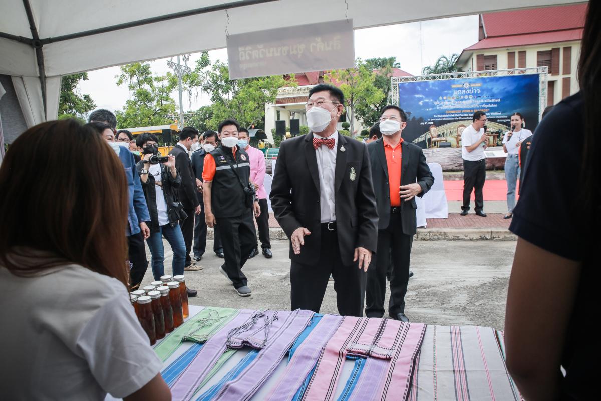 นายกองค์การบริหารส่วนจังหวัดตาก ในฐานะผู้อำนวยการอุทยานธรณีไม้กลายเป็นหินตาก ร่วมงานแถลงข่าวเตรียมจัดงาน “บันทึกสถิติโลก ไม้กลายเป็นหินที่ยาวที่สุดในโลก”