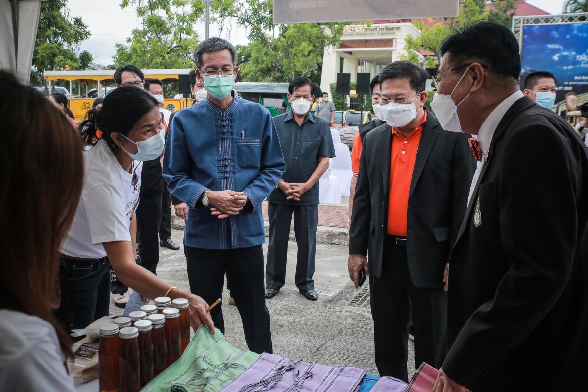 นายกองค์การบริหารส่วนจังหวัดตาก ในฐานะผู้อำนวยการอุทยานธรณีไม้กลายเป็นหินตาก ร่วมงานแถลงข่าวเตรียมจัดงาน “บันทึกสถิติโลก ไม้กลายเป็นหินที่ยาวที่สุดในโลก”