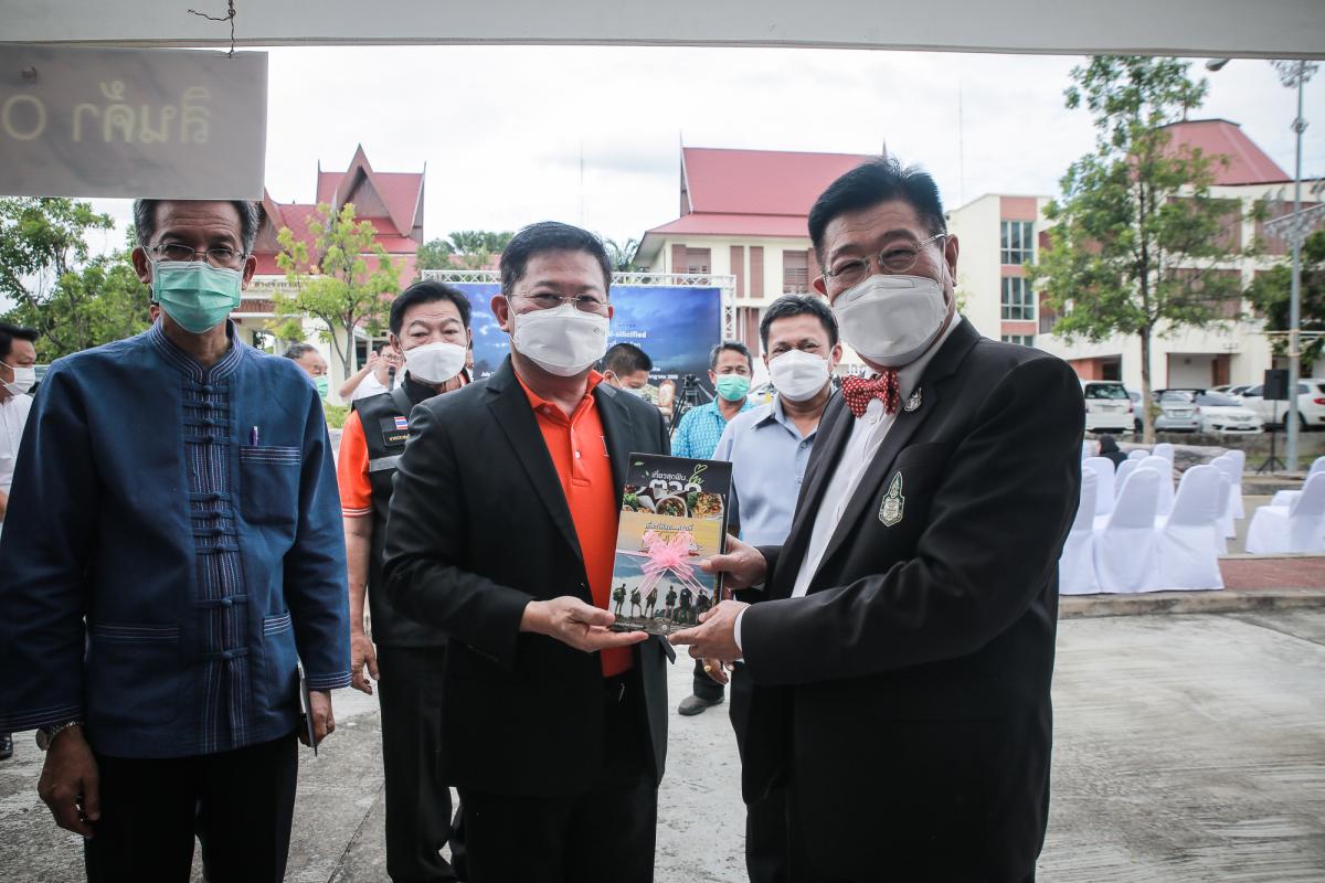 นายกองค์การบริหารส่วนจังหวัดตาก ในฐานะผู้อำนวยการอุทยานธรณีไม้กลายเป็นหินตาก ร่วมงานแถลงข่าวเตรียมจัดงาน “บันทึกสถิติโลก ไม้กลายเป็นหินที่ยาวที่สุดในโลก”