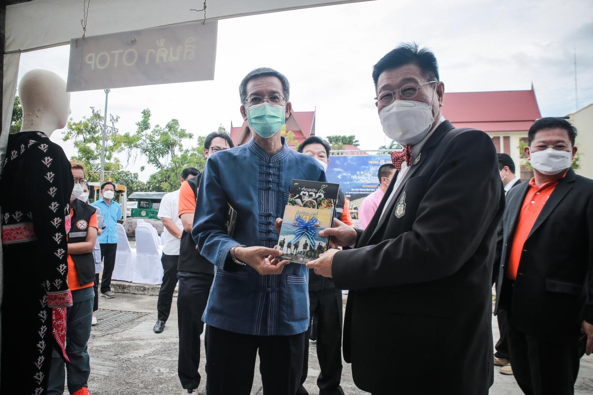 นายกองค์การบริหารส่วนจังหวัดตาก ในฐานะผู้อำนวยการอุทยานธรณีไม้กลายเป็นหินตาก ร่วมงานแถลงข่าวเตรียมจัดงาน “บันทึกสถิติโลก ไม้กลายเป็นหินที่ยาวที่สุดในโลก”