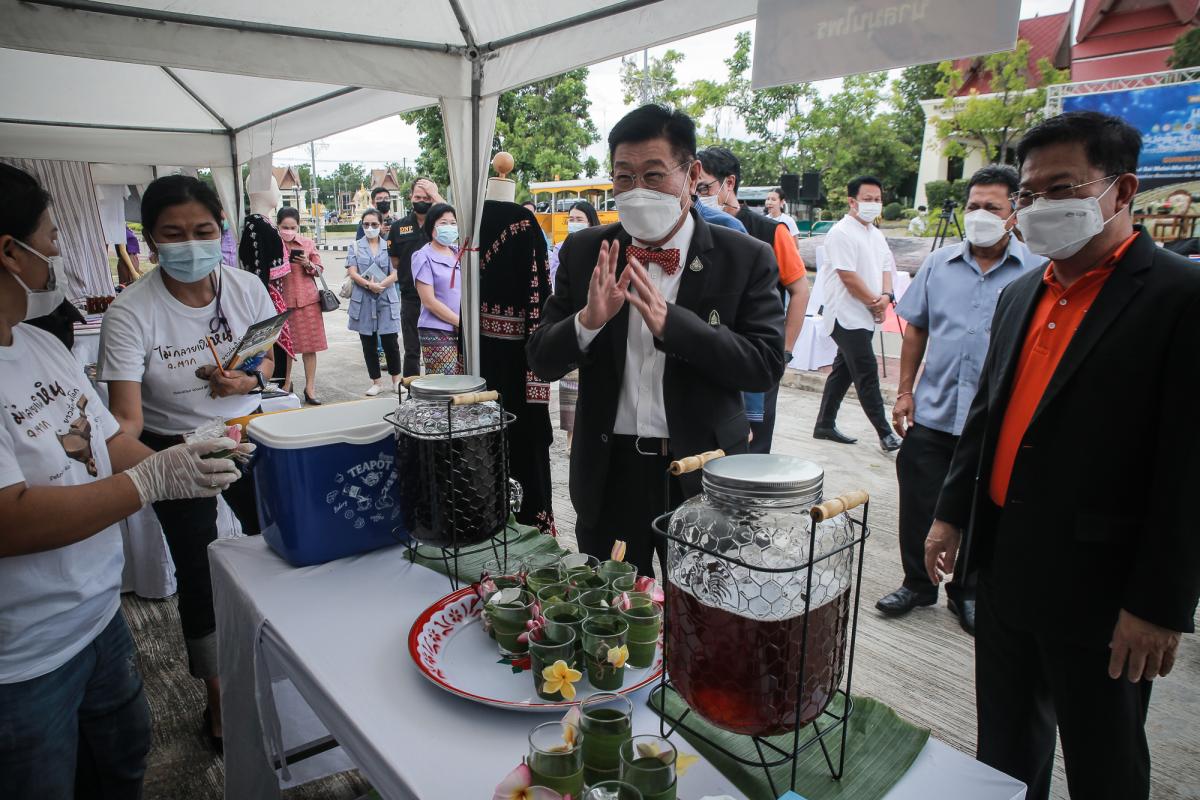 นายกองค์การบริหารส่วนจังหวัดตาก ในฐานะผู้อำนวยการอุทยานธรณีไม้กลายเป็นหินตาก ร่วมงานแถลงข่าวเตรียมจัดงาน “บันทึกสถิติโลก ไม้กลายเป็นหินที่ยาวที่สุดในโลก”