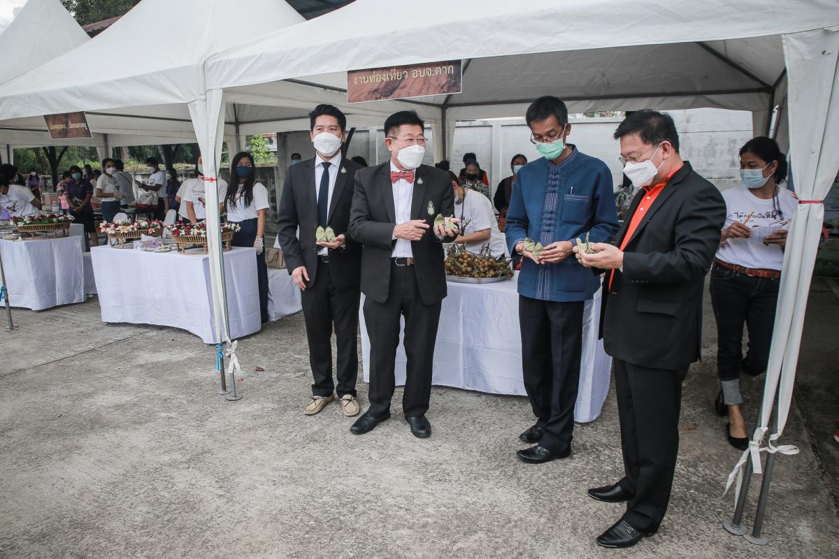 นายกองค์การบริหารส่วนจังหวัดตาก ในฐานะผู้อำนวยการอุทยานธรณีไม้กลายเป็นหินตาก ร่วมงานแถลงข่าวเตรียมจัดงาน “บันทึกสถิติโลก ไม้กลายเป็นหินที่ยาวที่สุดในโลก”
