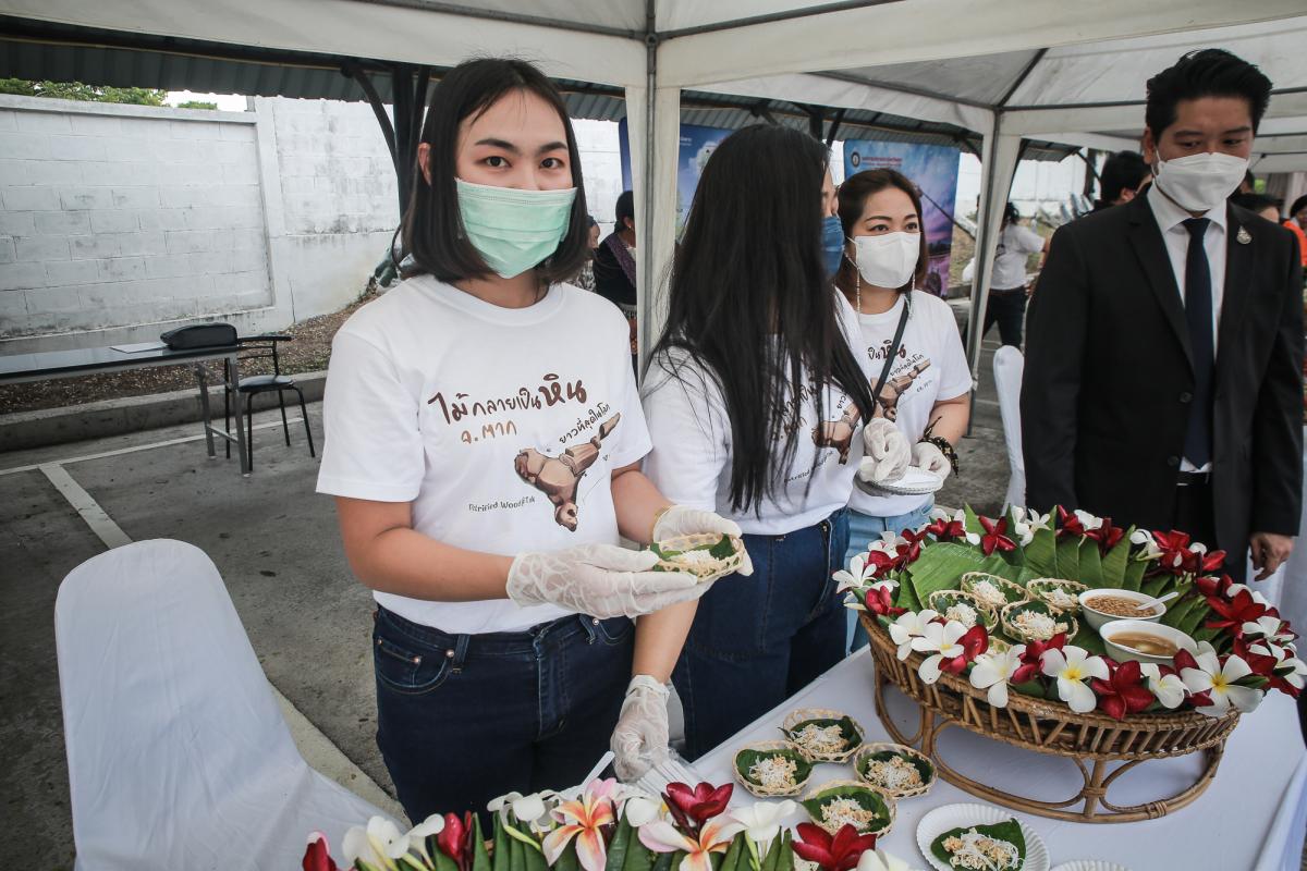 นายกองค์การบริหารส่วนจังหวัดตาก ในฐานะผู้อำนวยการอุทยานธรณีไม้กลายเป็นหินตาก ร่วมงานแถลงข่าวเตรียมจัดงาน “บันทึกสถิติโลก ไม้กลายเป็นหินที่ยาวที่สุดในโลก”