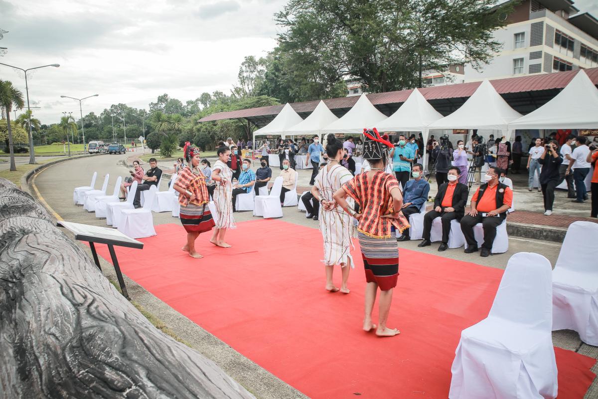 นายกองค์การบริหารส่วนจังหวัดตาก ในฐานะผู้อำนวยการอุทยานธรณีไม้กลายเป็นหินตาก ร่วมงานแถลงข่าวเตรียมจัดงาน “บันทึกสถิติโลก ไม้กลายเป็นหินที่ยาวที่สุดในโลก”