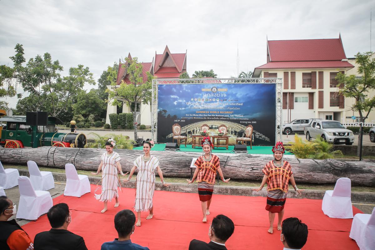 นายกองค์การบริหารส่วนจังหวัดตาก ในฐานะผู้อำนวยการอุทยานธรณีไม้กลายเป็นหินตาก ร่วมงานแถลงข่าวเตรียมจัดงาน “บันทึกสถิติโลก ไม้กลายเป็นหินที่ยาวที่สุดในโลก”