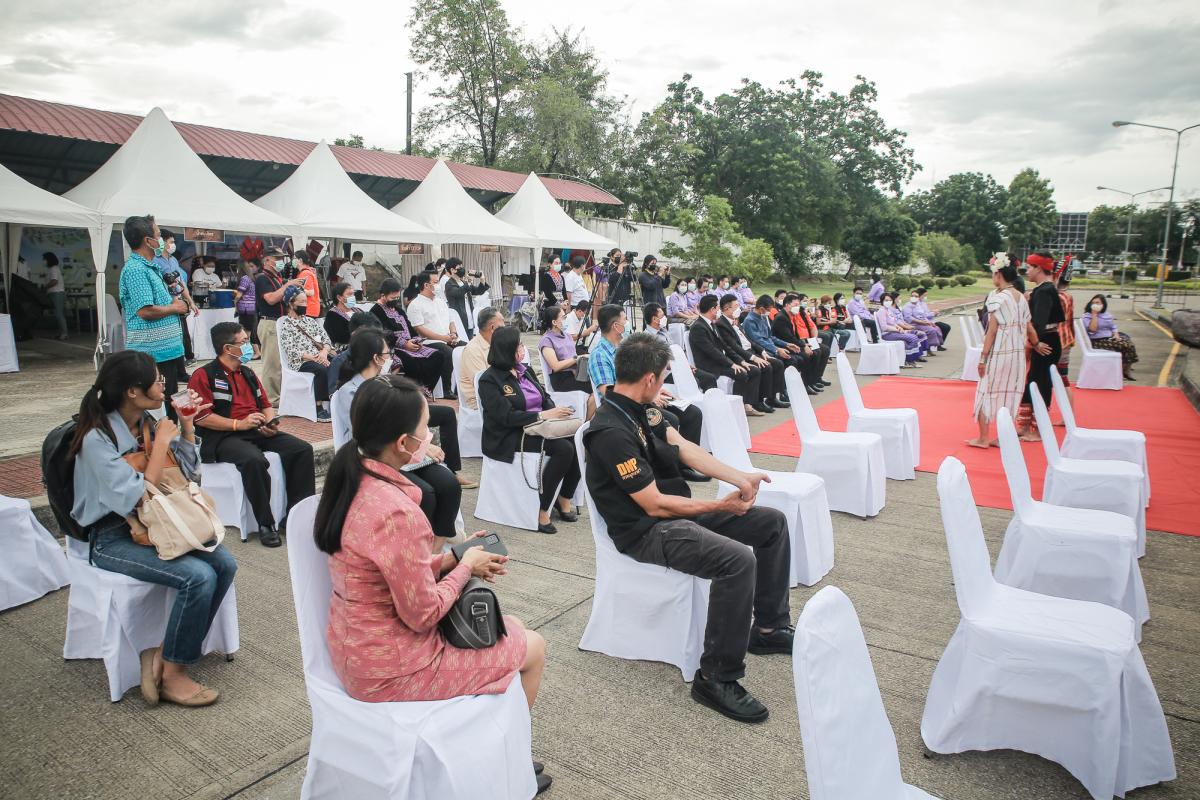 นายกองค์การบริหารส่วนจังหวัดตาก ในฐานะผู้อำนวยการอุทยานธรณีไม้กลายเป็นหินตาก ร่วมงานแถลงข่าวเตรียมจัดงาน “บันทึกสถิติโลก ไม้กลายเป็นหินที่ยาวที่สุดในโลก”