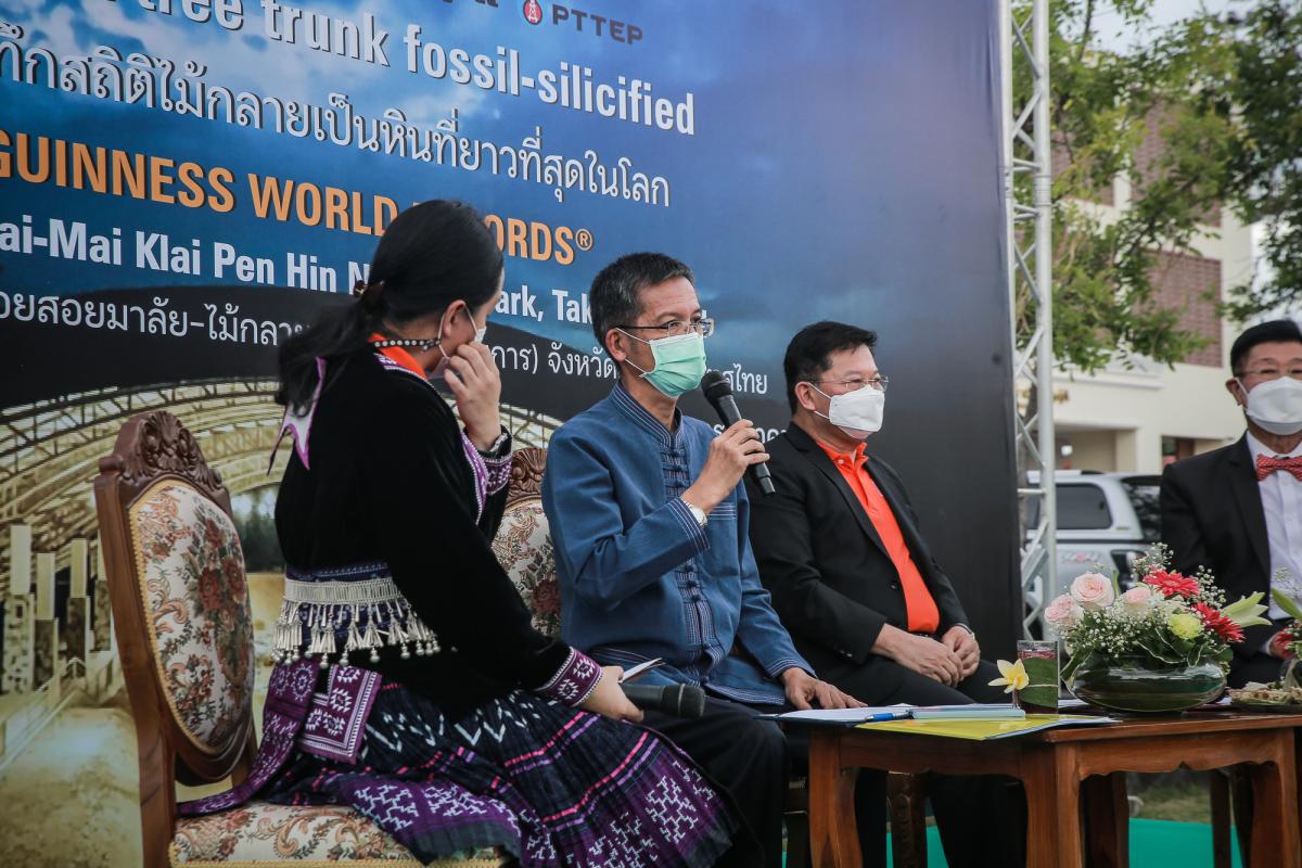 นายกองค์การบริหารส่วนจังหวัดตาก ในฐานะผู้อำนวยการอุทยานธรณีไม้กลายเป็นหินตาก ร่วมงานแถลงข่าวเตรียมจัดงาน “บันทึกสถิติโลก ไม้กลายเป็นหินที่ยาวที่สุดในโลก”