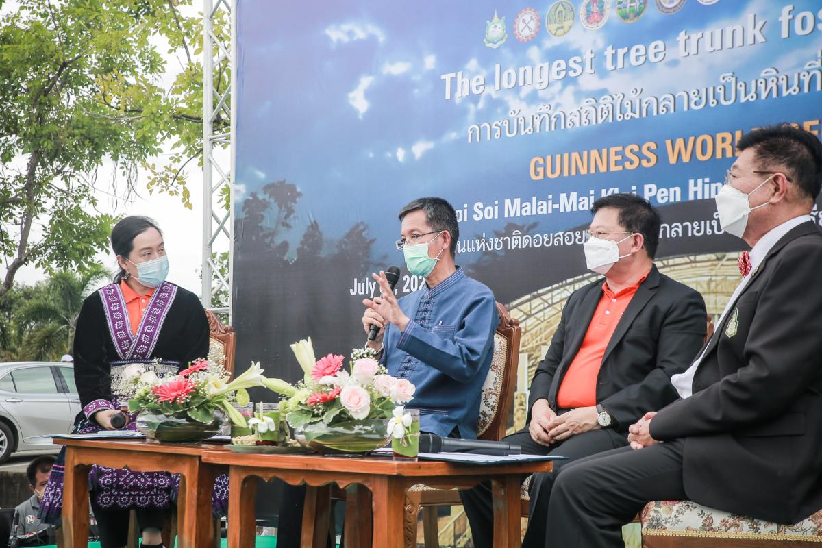 นายกองค์การบริหารส่วนจังหวัดตาก ในฐานะผู้อำนวยการอุทยานธรณีไม้กลายเป็นหินตาก ร่วมงานแถลงข่าวเตรียมจัดงาน “บันทึกสถิติโลก ไม้กลายเป็นหินที่ยาวที่สุดในโลก”