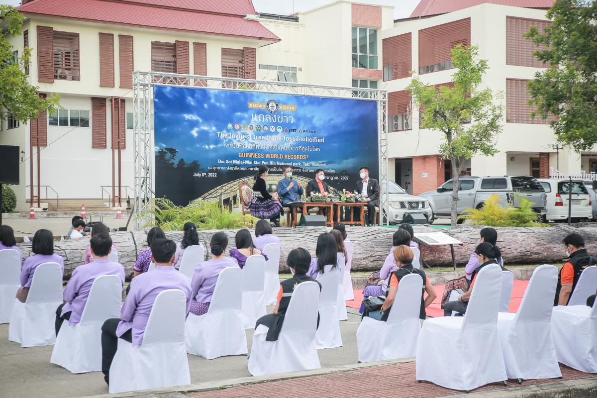 นายกองค์การบริหารส่วนจังหวัดตาก ในฐานะผู้อำนวยการอุทยานธรณีไม้กลายเป็นหินตาก ร่วมงานแถลงข่าวเตรียมจัดงาน “บันทึกสถิติโลก ไม้กลายเป็นหินที่ยาวที่สุดในโลก”