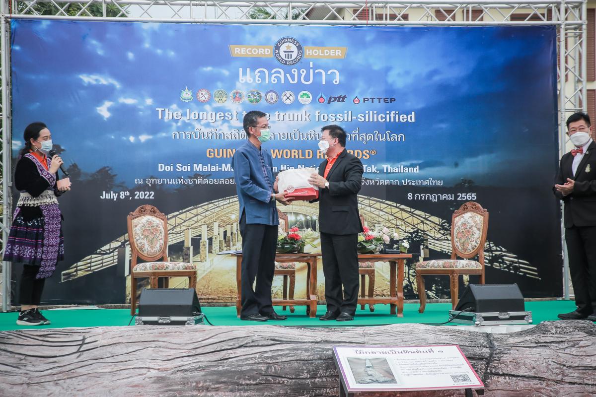 นายกองค์การบริหารส่วนจังหวัดตาก ในฐานะผู้อำนวยการอุทยานธรณีไม้กลายเป็นหินตาก ร่วมงานแถลงข่าวเตรียมจัดงาน “บันทึกสถิติโลก ไม้กลายเป็นหินที่ยาวที่สุดในโลก”