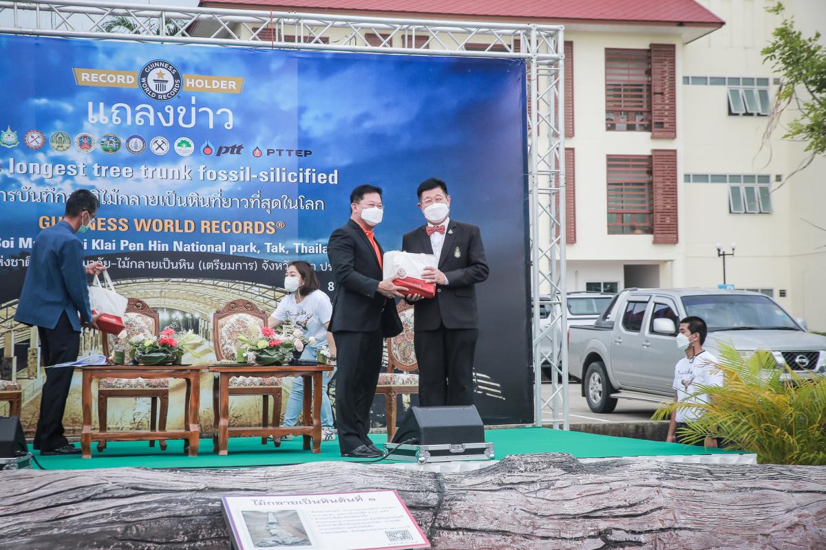 นายกองค์การบริหารส่วนจังหวัดตาก ในฐานะผู้อำนวยการอุทยานธรณีไม้กลายเป็นหินตาก ร่วมงานแถลงข่าวเตรียมจัดงาน “บันทึกสถิติโลก ไม้กลายเป็นหินที่ยาวที่สุดในโลก”