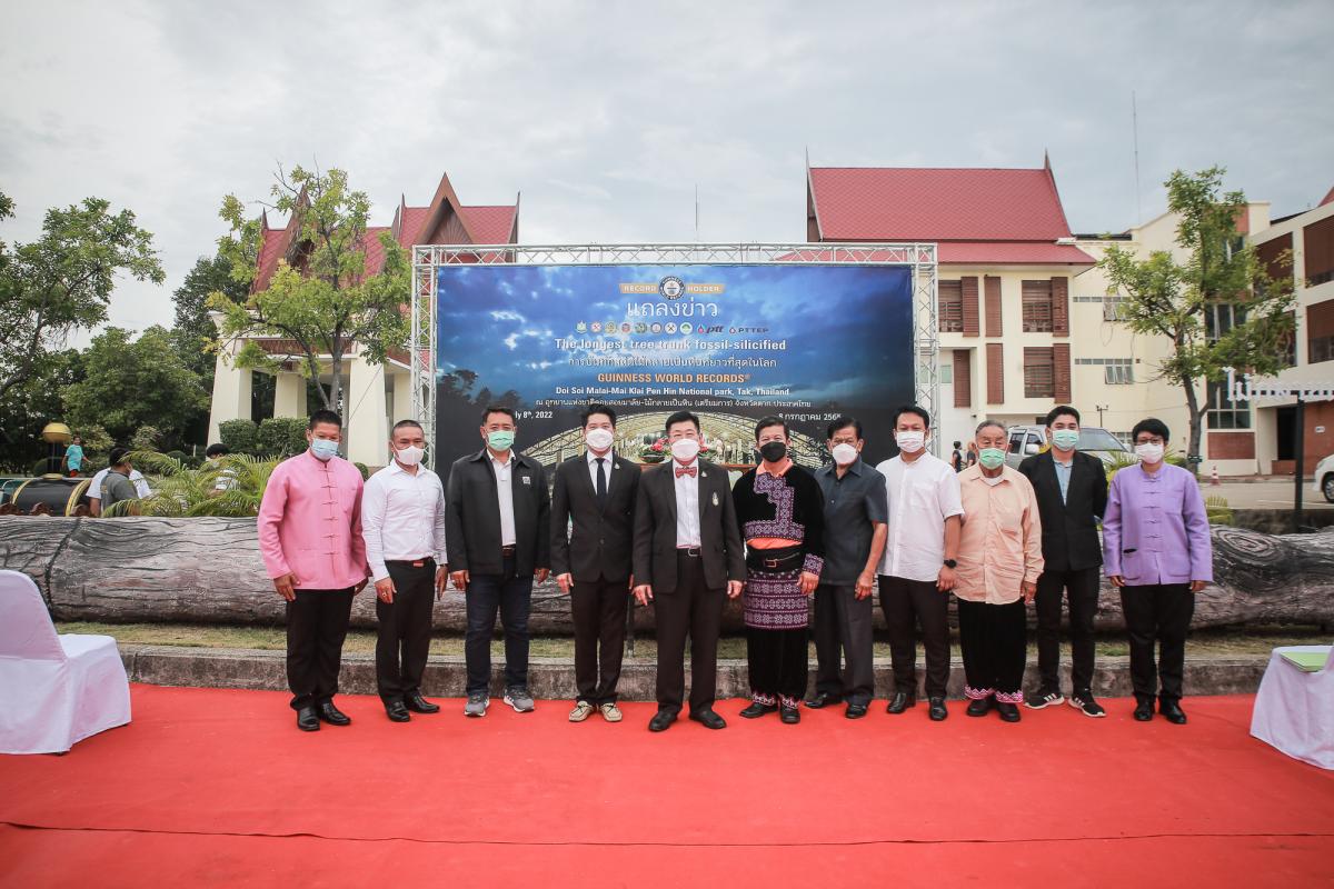 นายกองค์การบริหารส่วนจังหวัดตาก ในฐานะผู้อำนวยการอุทยานธรณีไม้กลายเป็นหินตาก ร่วมงานแถลงข่าวเตรียมจัดงาน “บันทึกสถิติโลก ไม้กลายเป็นหินที่ยาวที่สุดในโลก”