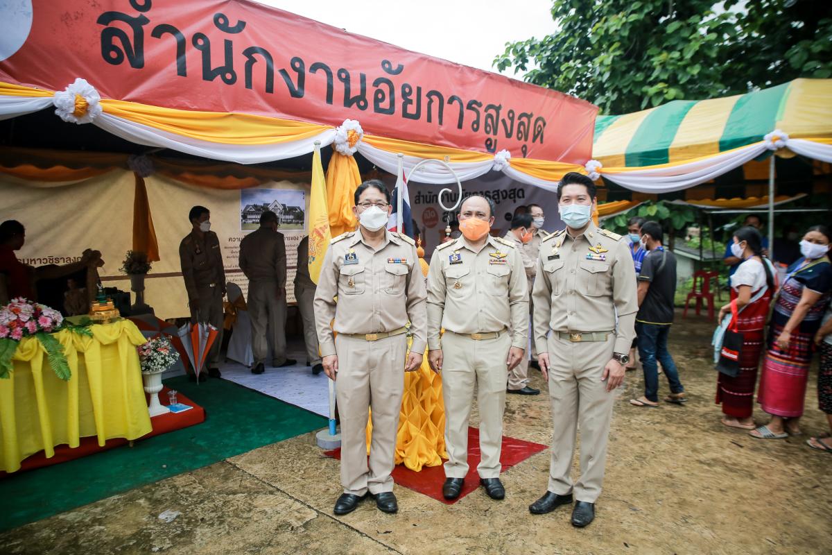 รองนายก อบจ.ตาก เข้าร่วมพิธีและร่วมต้อนรับประธานองคมนตรี และคณะ มอบสิ่งของพระราชทานในโครงการสืบสานพระราชปณิธาน แก่ราษฎรอำเภอท่าสองยาง จังหวัดตาก