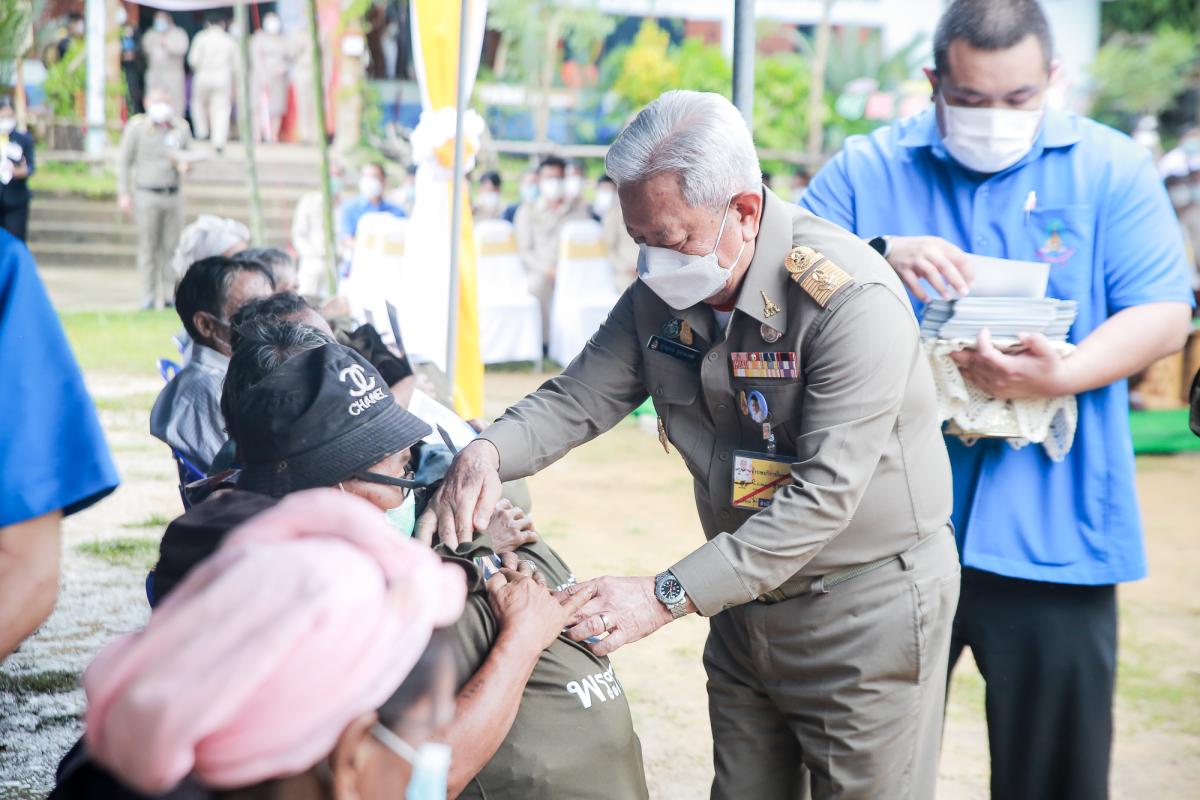 รองนายก อบจ.ตาก เข้าร่วมพิธีและร่วมต้อนรับประธานองคมนตรี และคณะ มอบสิ่งของพระราชทานในโครงการสืบสานพระราชปณิธาน แก่ราษฎรอำเภอท่าสองยาง จังหวัดตาก