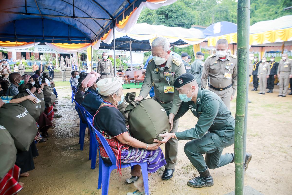 รองนายก อบจ.ตาก เข้าร่วมพิธีและร่วมต้อนรับประธานองคมนตรี และคณะ มอบสิ่งของพระราชทานในโครงการสืบสานพระราชปณิธาน แก่ราษฎรอำเภอท่าสองยาง จังหวัดตาก