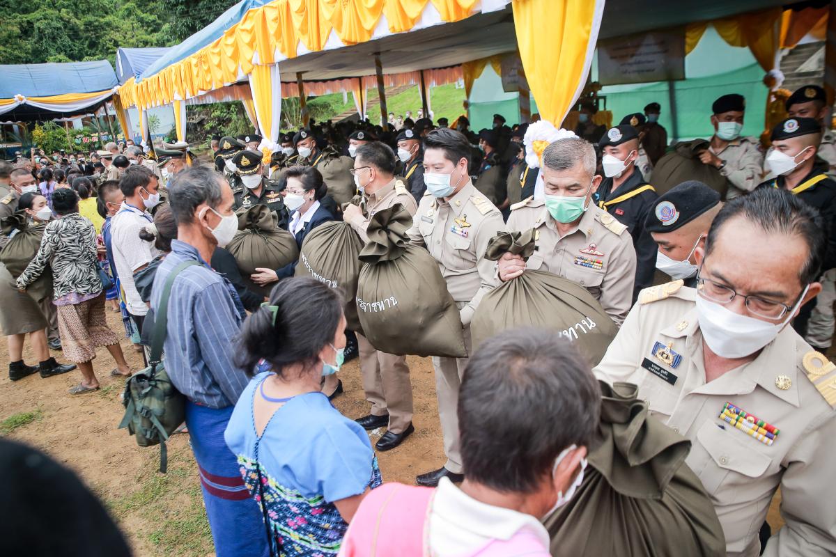 รองนายก อบจ.ตาก เข้าร่วมพิธีและร่วมต้อนรับประธานองคมนตรี และคณะ มอบสิ่งของพระราชทานในโครงการสืบสานพระราชปณิธาน แก่ราษฎรอำเภอท่าสองยาง จังหวัดตาก