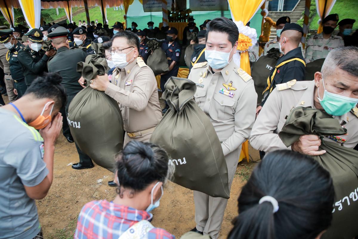 รองนายก อบจ.ตาก เข้าร่วมพิธีและร่วมต้อนรับประธานองคมนตรี และคณะ มอบสิ่งของพระราชทานในโครงการสืบสานพระราชปณิธาน แก่ราษฎรอำเภอท่าสองยาง จังหวัดตาก