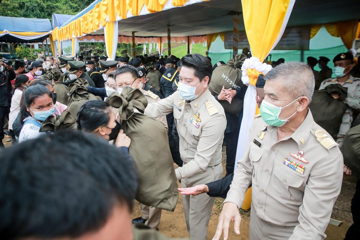 รองนายก อบจ.ตาก เข้าร่วมพิธีและร่วมต้อนรับประธานองคมนตรี และคณะ มอบสิ่งของพระราชทานในโครงการสืบสานพระราชปณิธาน แก่ราษฎรอำเภอท่าสองยาง จังหวัดตาก