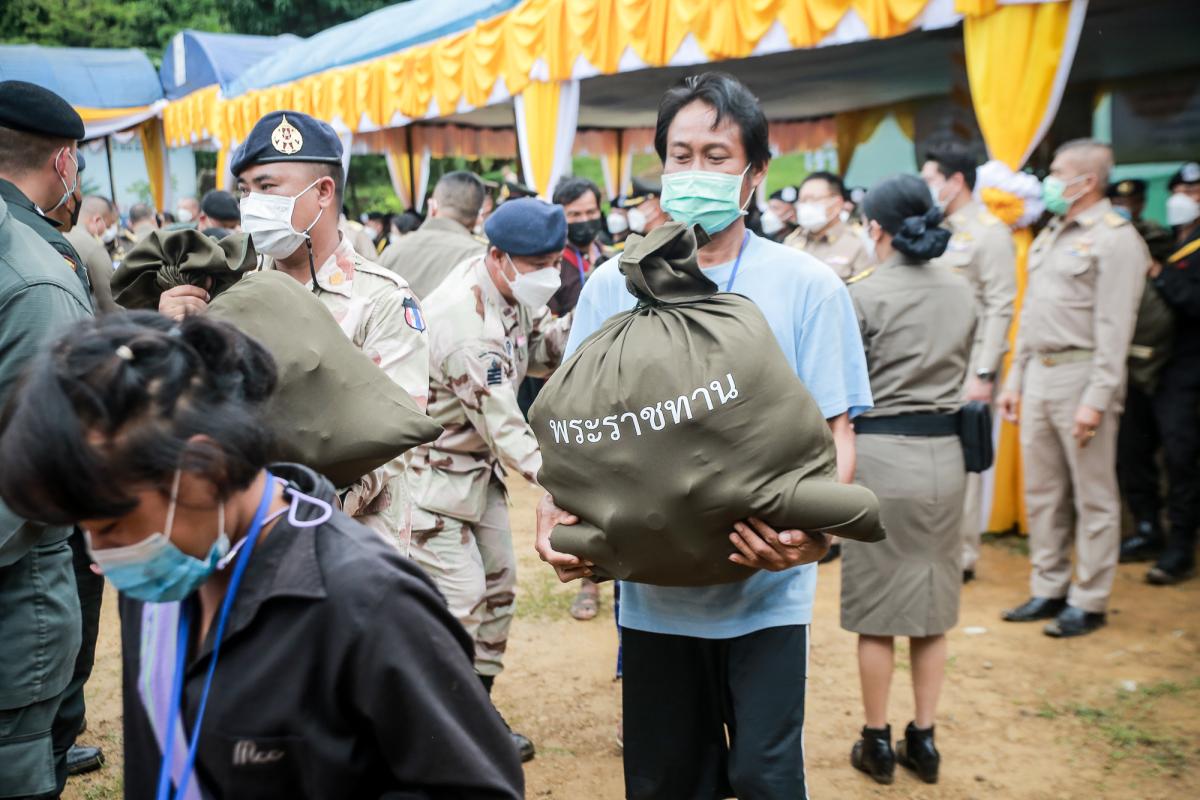 รองนายก อบจ.ตาก เข้าร่วมพิธีและร่วมต้อนรับประธานองคมนตรี และคณะ มอบสิ่งของพระราชทานในโครงการสืบสานพระราชปณิธาน แก่ราษฎรอำเภอท่าสองยาง จังหวัดตาก