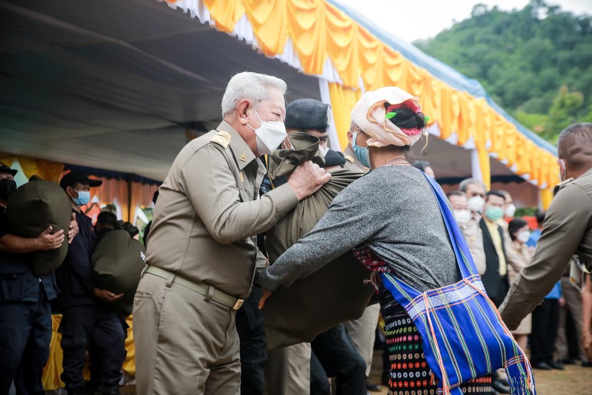 รองนายก อบจ.ตาก เข้าร่วมพิธีและร่วมต้อนรับประธานองคมนตรี และคณะ มอบสิ่งของพระราชทานในโครงการสืบสานพระราชปณิธาน แก่ราษฎรอำเภอท่าสองยาง จังหวัดตาก