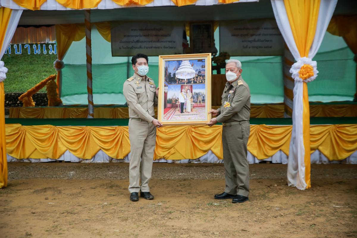 รองนายก อบจ.ตาก เข้าร่วมพิธีและร่วมต้อนรับประธานองคมนตรี และคณะ มอบสิ่งของพระราชทานในโครงการสืบสานพระราชปณิธาน แก่ราษฎรอำเภอท่าสองยาง จังหวัดตาก
