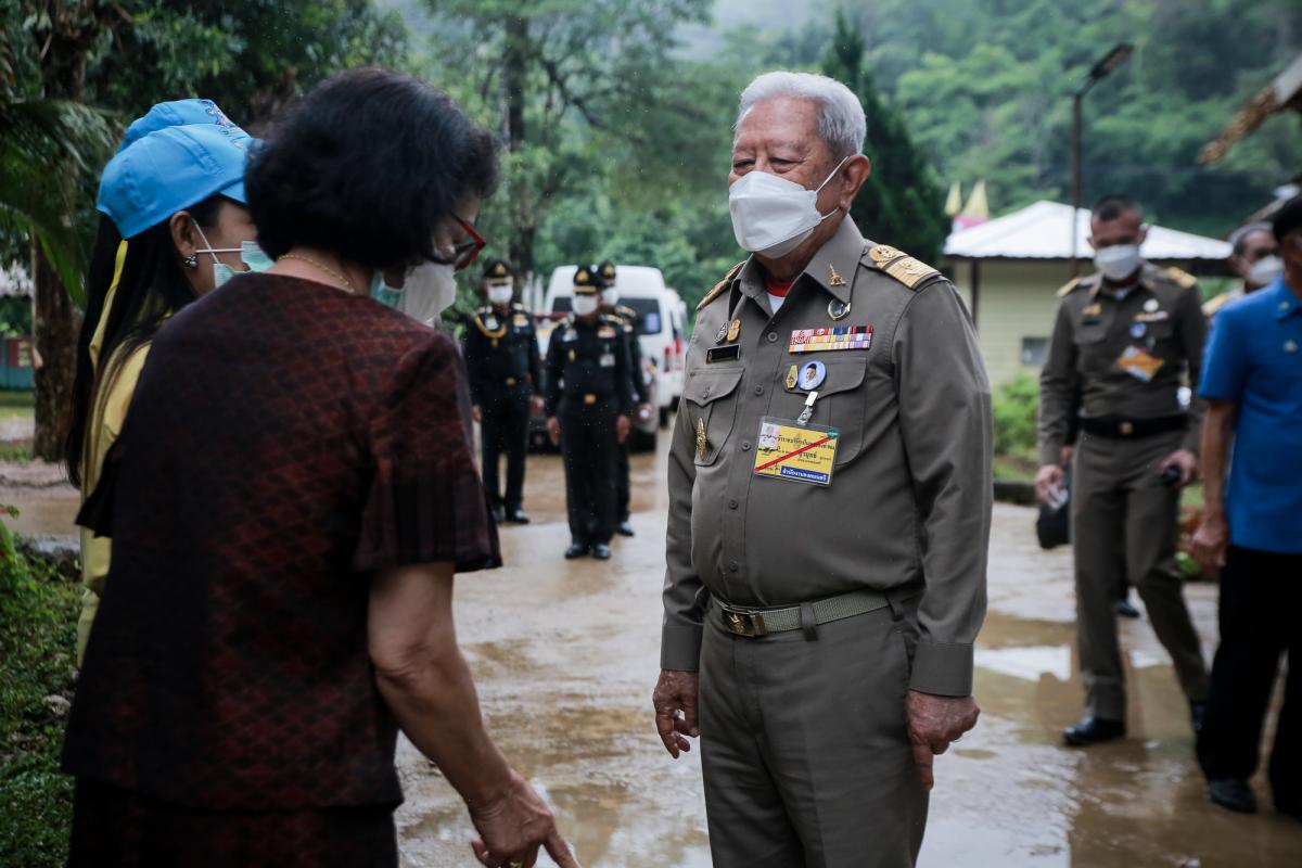 รองนายก อบจ.ตาก เข้าร่วมพิธีและร่วมต้อนรับประธานองคมนตรี และคณะ มอบสิ่งของพระราชทานในโครงการสืบสานพระราชปณิธาน แก่ราษฎรอำเภอท่าสองยาง จังหวัดตาก