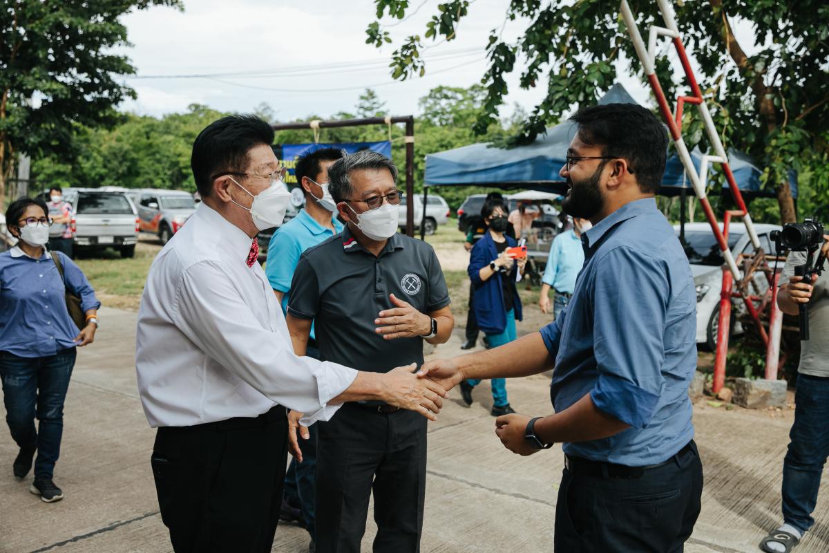 ต้อนรับ Mr.Swapnil Dangarkar ผู้แทนจาก Guinness World Records และทีมงาน เพื่อตรวจเยี่ยมการเตรียมความพร้อมการจัดงานบันทึกสถิติโลกไม้กลายเป็นหินที่ยาวที่สุดในโลก Guinness World Records
