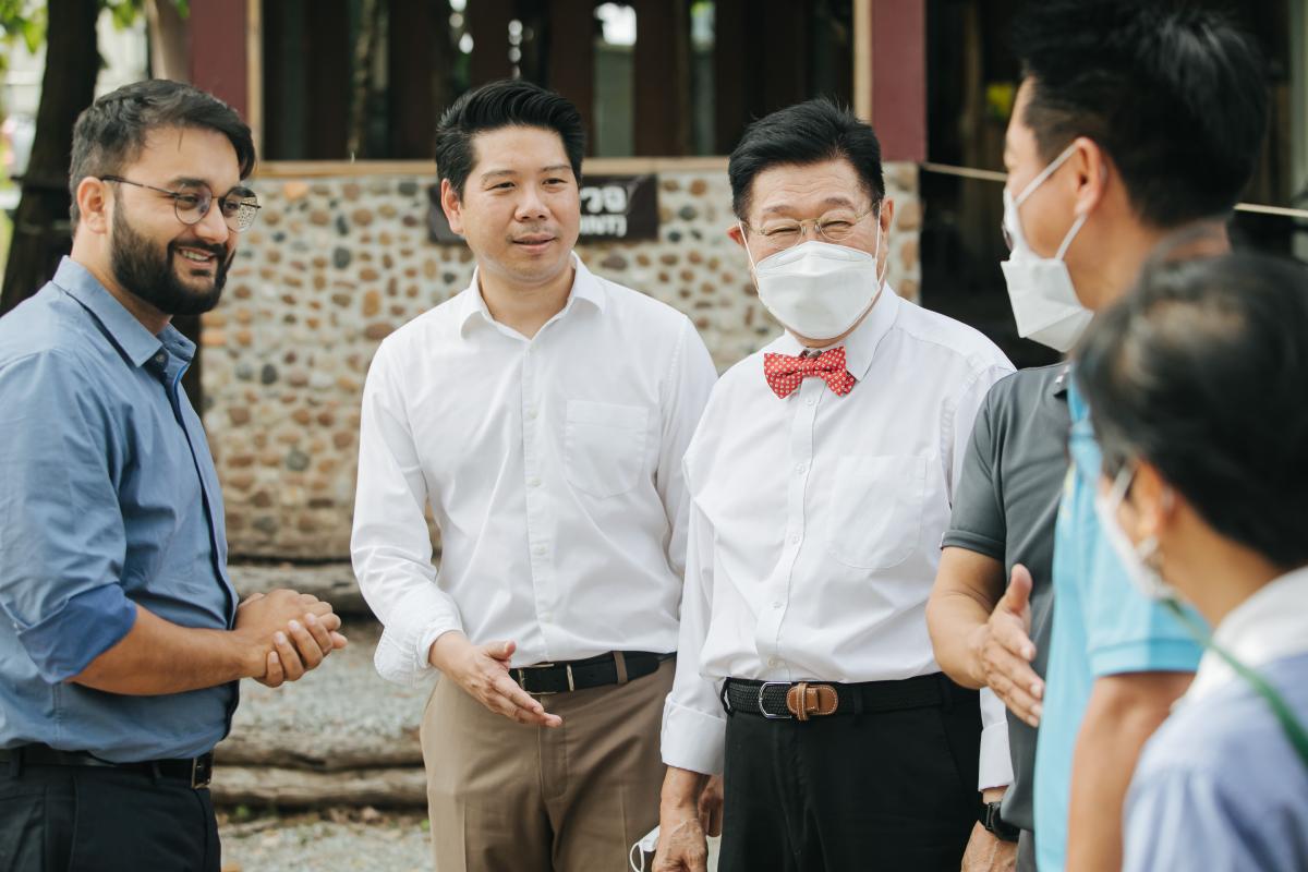 ต้อนรับ Mr.Swapnil Dangarkar ผู้แทนจาก Guinness World Records และทีมงาน เพื่อตรวจเยี่ยมการเตรียมความพร้อมการจัดงานบันทึกสถิติโลกไม้กลายเป็นหินที่ยาวที่สุดในโลก Guinness World Records