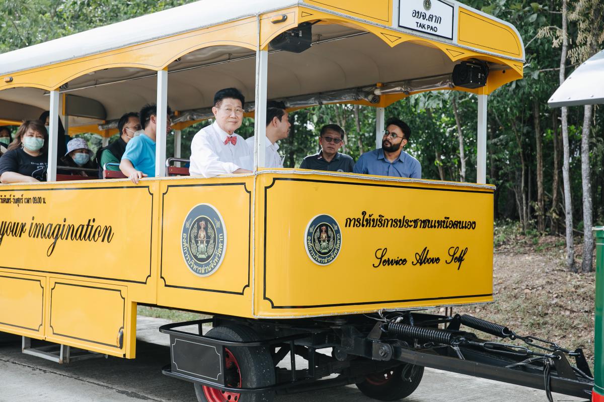 ต้อนรับ Mr.Swapnil Dangarkar ผู้แทนจาก Guinness World Records และทีมงาน เพื่อตรวจเยี่ยมการเตรียมความพร้อมการจัดงานบันทึกสถิติโลกไม้กลายเป็นหินที่ยาวที่สุดในโลก Guinness World Records