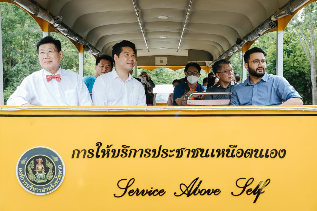 ต้อนรับ Mr.Swapnil Dangarkar ผู้แทนจาก Guinness World Records และทีมงาน เพื่อตรวจเยี่ยมการเตรียมความพร้อมการจัดงานบันทึกสถิติโลกไม้กลายเป็นหินที่ยาวที่สุดในโลก Guinness World Records