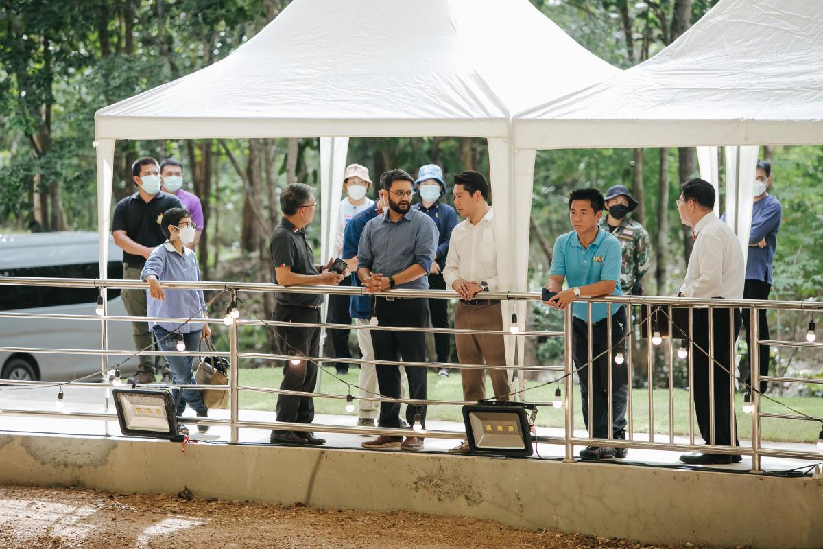 ต้อนรับ Mr.Swapnil Dangarkar ผู้แทนจาก Guinness World Records และทีมงาน เพื่อตรวจเยี่ยมการเตรียมความพร้อมการจัดงานบันทึกสถิติโลกไม้กลายเป็นหินที่ยาวที่สุดในโลก Guinness World Records