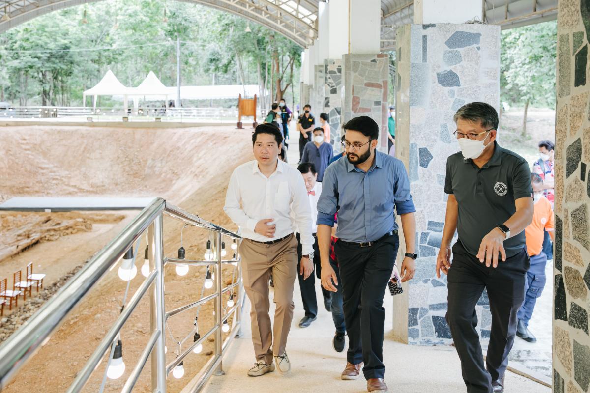 ต้อนรับ Mr.Swapnil Dangarkar ผู้แทนจาก Guinness World Records และทีมงาน เพื่อตรวจเยี่ยมการเตรียมความพร้อมการจัดงานบันทึกสถิติโลกไม้กลายเป็นหินที่ยาวที่สุดในโลก Guinness World Records