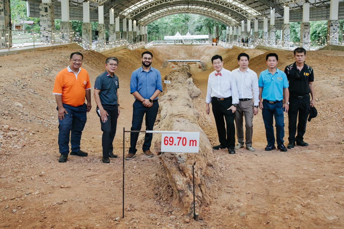 ต้อนรับ Mr.Swapnil Dangarkar ผู้แทนจาก Guinness World Records และทีมงาน เพื่อตรวจเยี่ยมการเตรียมความพร้อมการจัดงานบันทึกสถิติโลกไม้กลายเป็นหินที่ยาวที่สุดในโลก Guinness World Records
