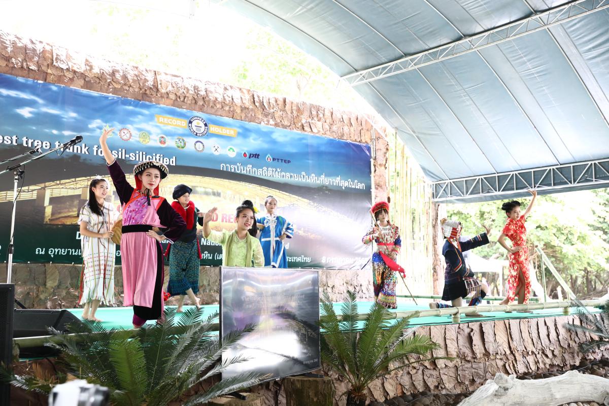 งานรับมอบเอกสารรับรองในงานบันทึกสถิติโลก “ไม้กลายเป็นหินที่ยาวที่สุดในโลก” ต่อ Guinness World Records (GWR)