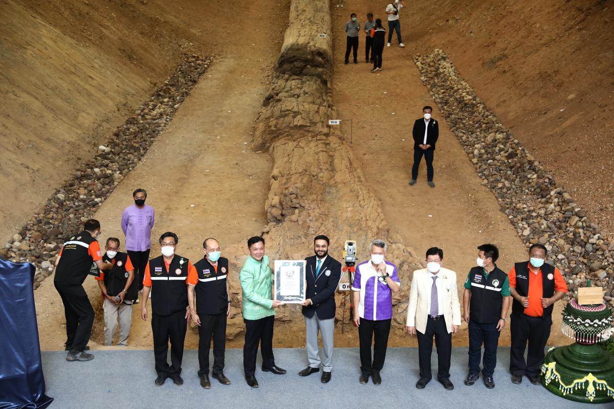 งานรับมอบเอกสารรับรองในงานบันทึกสถิติโลก “ไม้กลายเป็นหินที่ยาวที่สุดในโลก” ต่อ Guinness World Records (GWR)