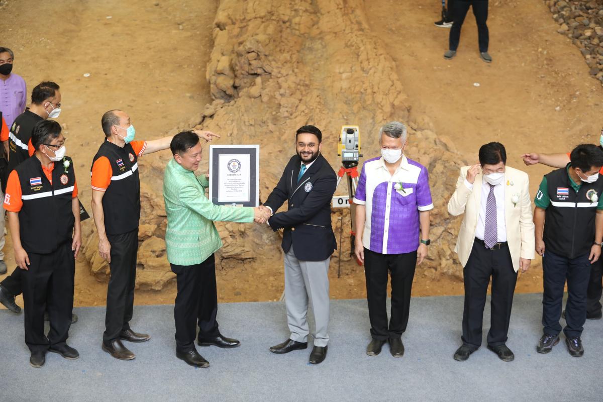 งานรับมอบเอกสารรับรองในงานบันทึกสถิติโลก “ไม้กลายเป็นหินที่ยาวที่สุดในโลก” ต่อ Guinness World Records (GWR)