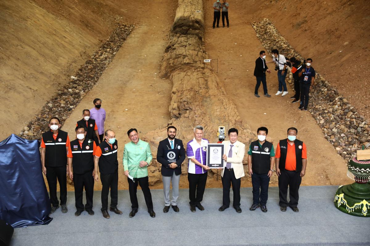 งานรับมอบเอกสารรับรองในงานบันทึกสถิติโลก “ไม้กลายเป็นหินที่ยาวที่สุดในโลก” ต่อ Guinness World Records (GWR)