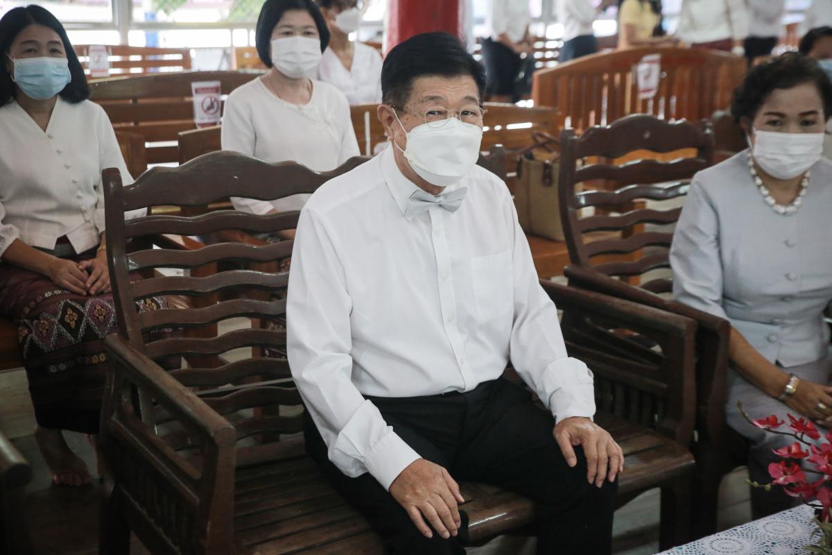 นายก อบจ.ตากนำทีม ร่วมทำบุญถวายเทียนจำนำพรรษา สืบสานประเพณีและทำนุบำรุงพระพุทธศาสนา