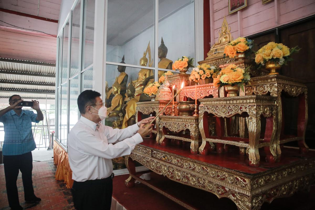 นายก อบจ.ตากนำทีม ร่วมทำบุญถวายเทียนจำนำพรรษา สืบสานประเพณีและทำนุบำรุงพระพุทธศาสนา