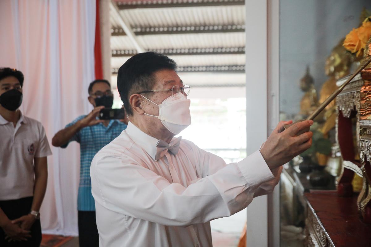 นายก อบจ.ตากนำทีม ร่วมทำบุญถวายเทียนจำนำพรรษา สืบสานประเพณีและทำนุบำรุงพระพุทธศาสนา
