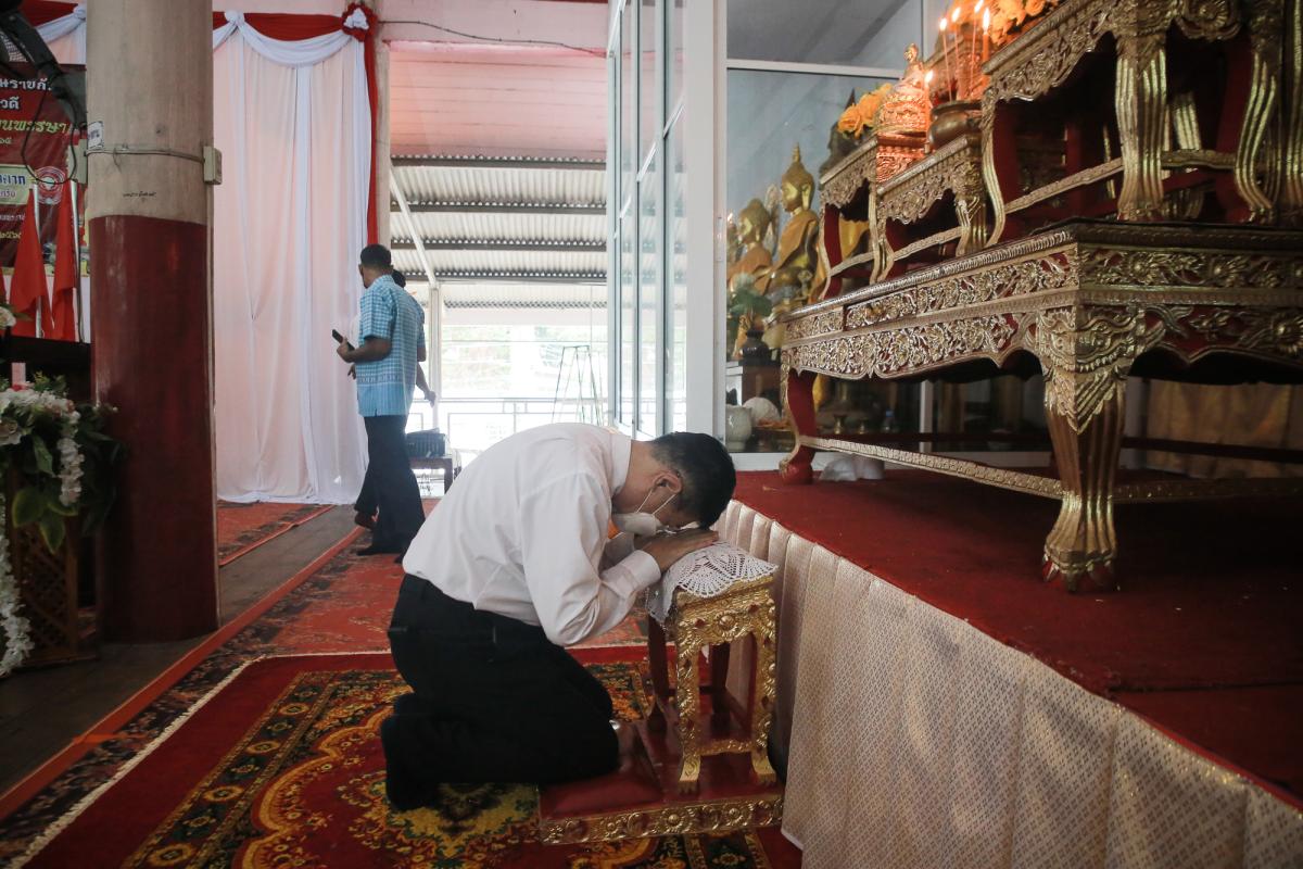 นายก อบจ.ตากนำทีม ร่วมทำบุญถวายเทียนจำนำพรรษา สืบสานประเพณีและทำนุบำรุงพระพุทธศาสนา