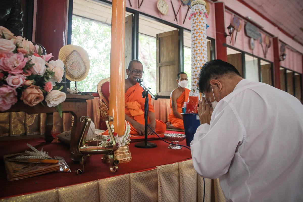 นายก อบจ.ตากนำทีม ร่วมทำบุญถวายเทียนจำนำพรรษา สืบสานประเพณีและทำนุบำรุงพระพุทธศาสนา