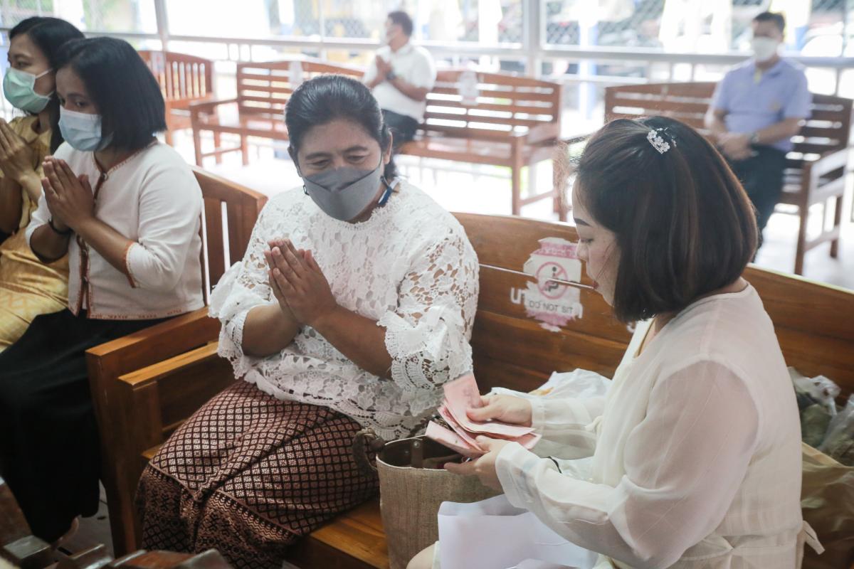 นายก อบจ.ตากนำทีม ร่วมทำบุญถวายเทียนจำนำพรรษา สืบสานประเพณีและทำนุบำรุงพระพุทธศาสนา
