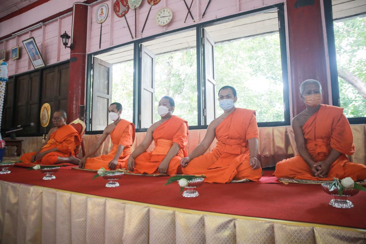 นายก อบจ.ตากนำทีม ร่วมทำบุญถวายเทียนจำนำพรรษา สืบสานประเพณีและทำนุบำรุงพระพุทธศาสนา