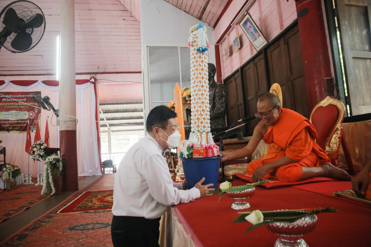 นายก อบจ.ตากนำทีม ร่วมทำบุญถวายเทียนจำนำพรรษา สืบสานประเพณีและทำนุบำรุงพระพุทธศาสนา
